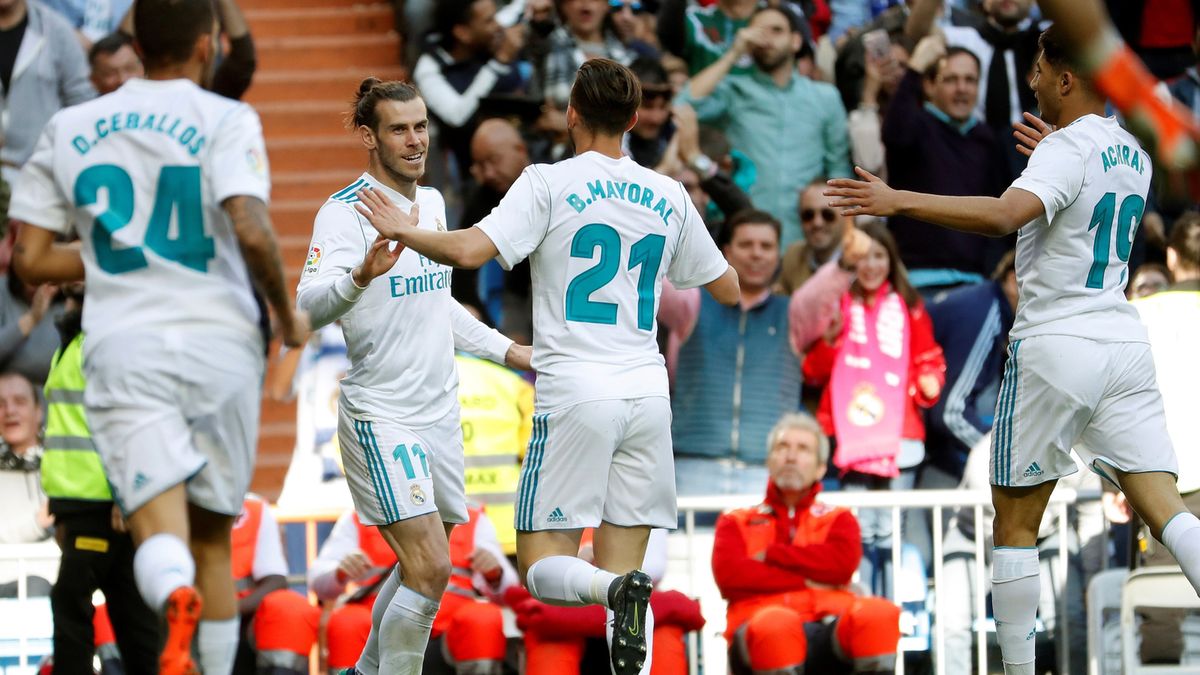 Gareth Bale (drugi z lewej) cieszy się razem z kolegami z drużyny ze zdobytej bramki