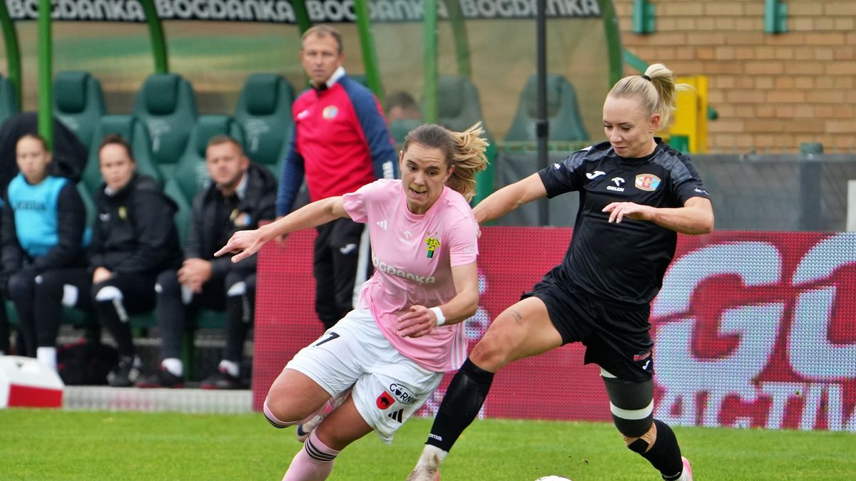 Facebook / GKS Górnik Łęczna - Piłka Nożna Kobiet / Na zdjęciu: Paulina Tomasiak (z lewej) i Zofia Buszewska (z prawej)