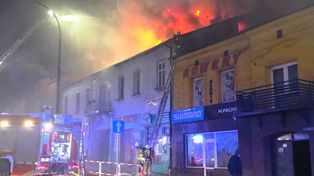 Będzin: Wielki pożar centrum. Płonęła kamienica na al. Hugona Kołłątaja. 65 ratowników w akcji
