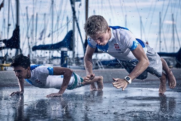 Kajetan Jabłoński (z lewej) i Mikołaj Staniul (z prawej) są reprezentantami Volvo Youth Sailing Team Poland, którzy tworzą załogę w klasie 29er, przygotowującej ich do olimpijskiej klasy 49er.