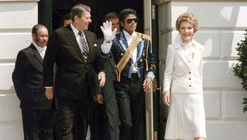 Michael Jackson kręcił reklamę. Nagle zapaliły mu się włosy