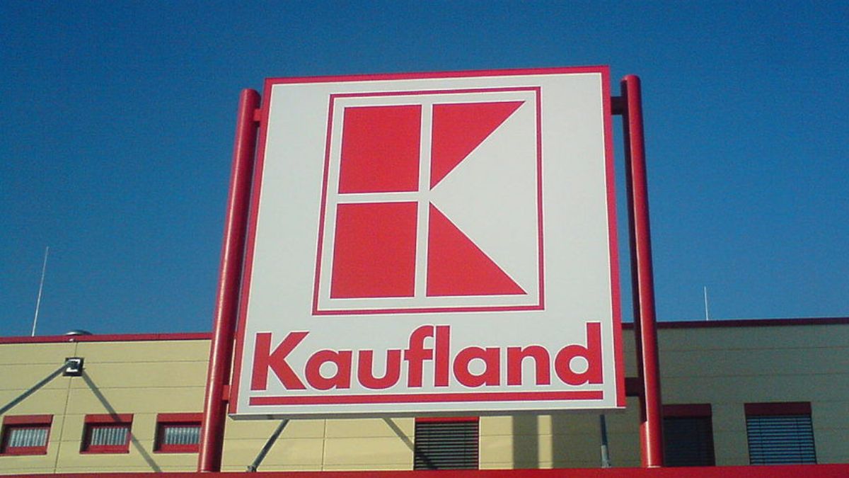 Pracownik sieci Kaufland oskarża kierownika o uprzedzenia ze względu na orientację.