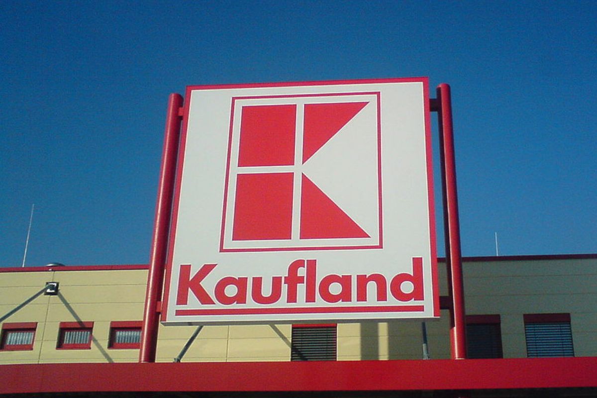 Pracownik sieci Kaufland oskarża kierownika o uprzedzenia ze względu na orientację.