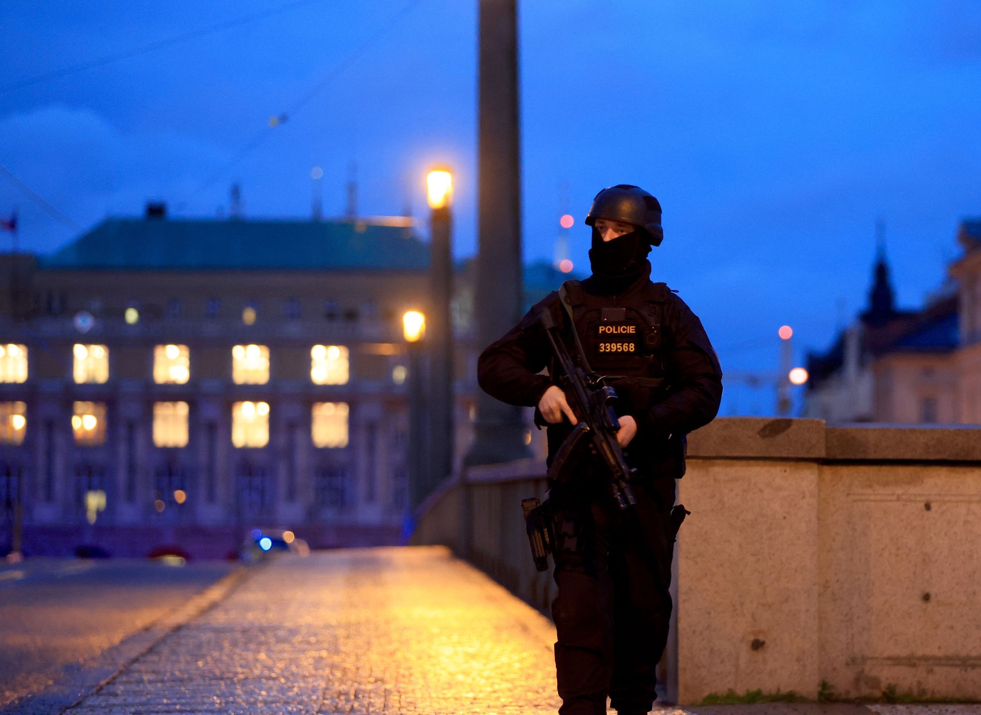 Several dead and dozens injured in central Prague University shooting
epaselect epa11039970 An armed Police officer stands guard near to the scene of a shooting at Charles University in central Prague, 21 December 2023. According to Czech Police several people have been killed and "dozens" injured in an incident in the capital of the Czech Republic.  EPA/MARTIN DIVISEK 
Dostawca: PAP/EPA.
MARTIN DIVISEK
epaselect