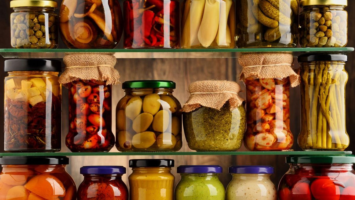 Pasteryzacja, zwana potocznie wekowaniem, to metoda konserwacji produktów spożywczych za pomocą wysokiej temperatury.