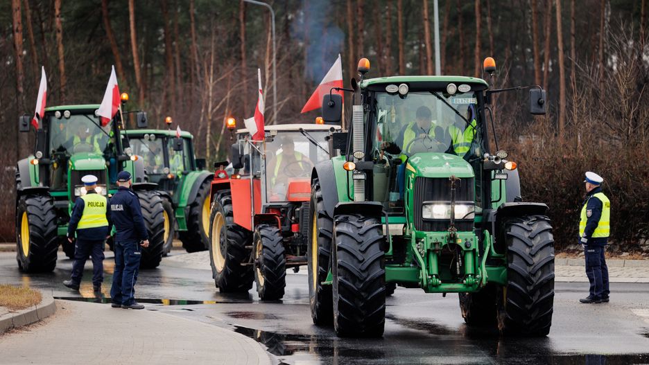 Protest rolnik�w
Marek Zakrzewski
droga, Pozna�, protest rolnik�w, rolnicy, S11, bezc�owy handel, blokada, ciagnik, ciagniki, c�a, c�o, improt, komisja europejska, polityk polityka, polityka zielonego �adu, polska ukraina, produkt�w rolnych, protest, rolnictwa, rolnictwo, rolnik�w, strajk generalny, traktor, traktory, unia, zielony �ad