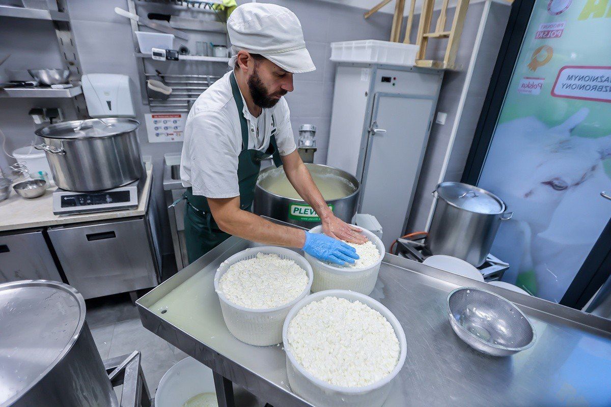 Sery wyrabiane są na miejscu. Byliśmy świadkami, jak Andrzej Sawicki przygotowuje serwatkę pod kolejne sery. Cały proces odbywa się ręcznie, a produkty powstają z lokalnych dostaw.