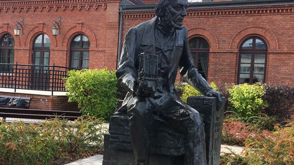 Żyrardów. Pomnik Francuza, który nadał imię miastu, przypomina o szczególności tego miejsca. Postało od zera i od początku miało dobrze służyć ludziom pracy