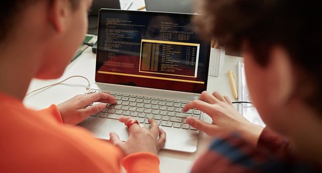 Hejtu w internecie najczęściej doświadczają słabsi. Kobietom coraz częściej puszczają hamulce