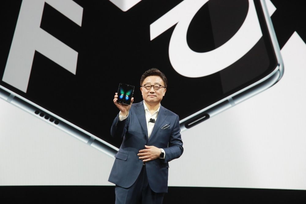 DJ Koh, prezes Samsunga, podczas prezentacji modelu Galaxy Fold, źródło: materiały prasowe.