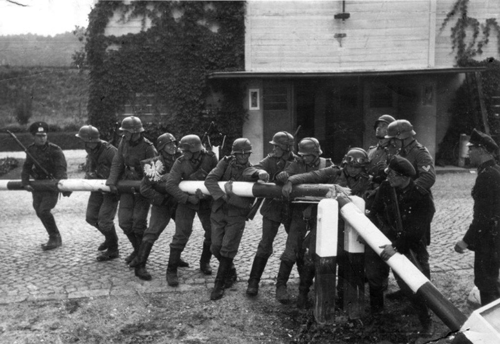 Naziści na przejściu granicznym w Sopocie.