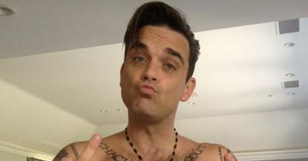 Robbie Williams edukuje fanów: "Drambuie dobrze wchodzi z ecstasy"