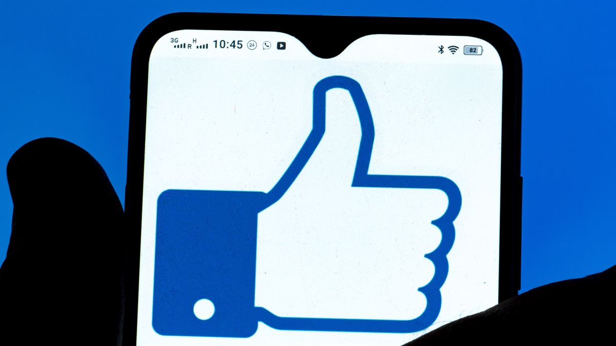UKRAINE - 2022/01/15: In this photo illustration, the Facebook like icon is seen displayed on a smartphone screen with the Facebook logo in the background. (Photo Illustration by Igor Golovniov/SOPA Images/LightRocket via Getty Images)