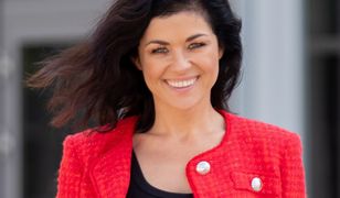 Katarzyna Cichopek w czerwonym komplecie. Kusa mini odsłoniła jej zgrabne nogi