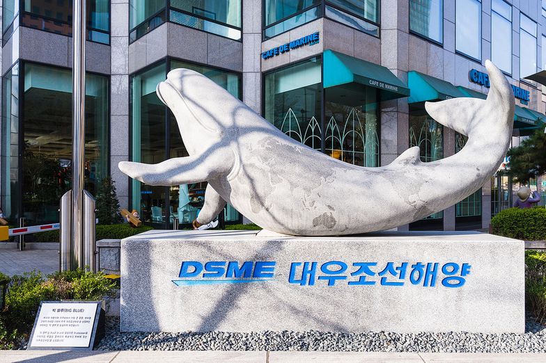 Statua przy wejściu do biurowca Daewoo Shipbuilding, Seul