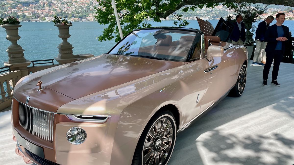 Rolls-Royce Boat Tail podczas premiery 20 maja 2021 r. nad jeziorem Como we Włoszech. Obok stoi Alex Innes, szef Coachbuild Design