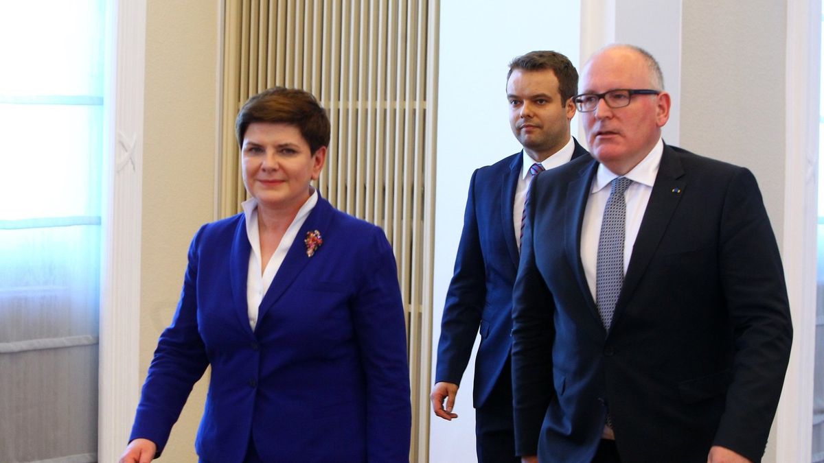Na zdjęciu Beata Szydło, wiceprzewodniczący KE Frans Timmermans i rzecznik rządu Rafał Bochenek