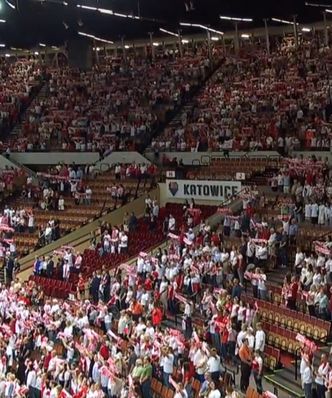 Ten moment zawsze wywołuje "ciary"! Polscy kibice śpiewali razem z siatkarzami