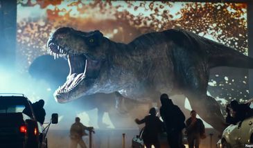 To trzeba zobaczyć. Drapieżnik z "Jurassic World" demoluje kino samochodowe