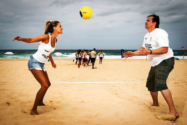 Bosnich w 2012 roku. Na zdjęciu odbywa pokazowy trening z byłą Miss Australii, Laurą Dundović (fot. Getty Images)