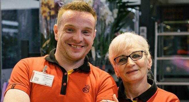 Pracownicy w rymowanej reklamie Biedronki