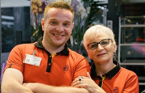 Pracownicy w rymowanej reklamie Biedronki