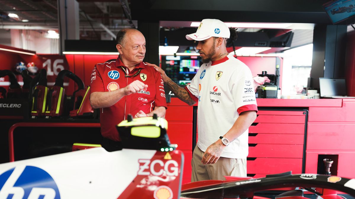 Materiały prasowe / Ferrari / Na zdjęciu: Frederic Vasseur (z lewej) i Lewis Hamilton