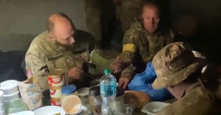 Poruszające obrazki z frontu. "Wojna czy nie, obiad musi być na czas"
