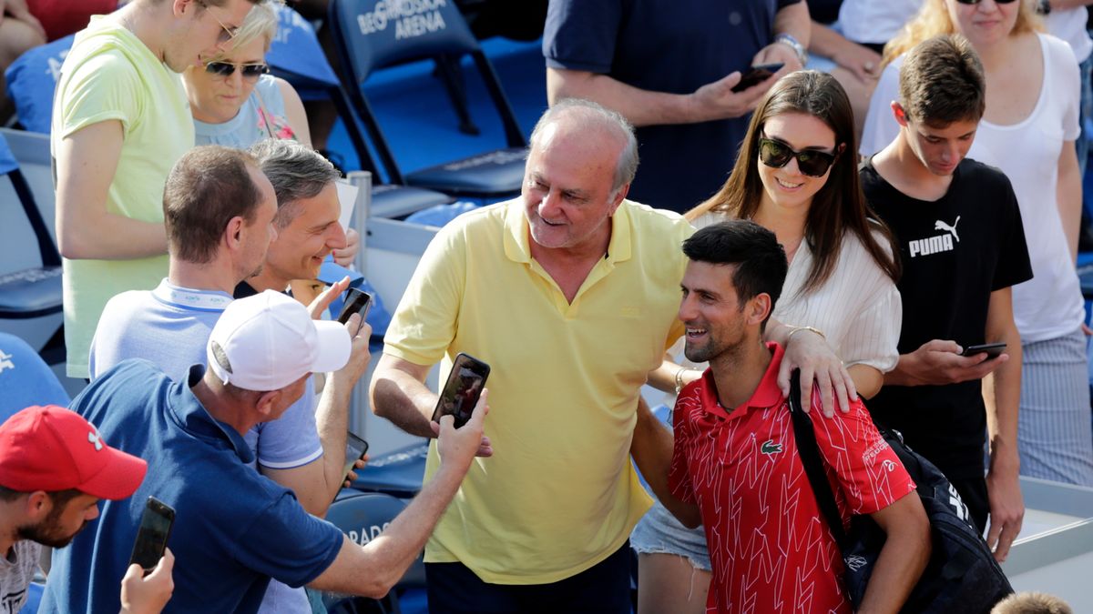 PAP/EPA / ANDREJ CUKIC / Na zdjęciu: Novak Djoković pozuje do zdjęć z kibicami w Belgradzie