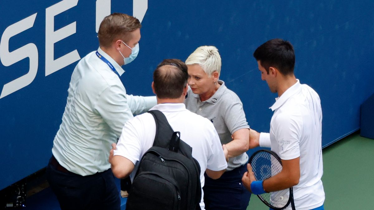 PAP/EPA / JASON SZENES / Na zdjęciu: Novak Djoković i poszkodowana arbiter liniowa