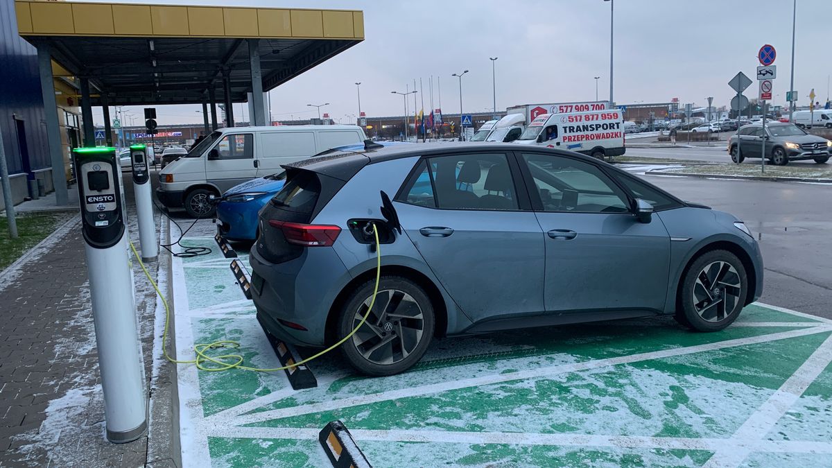 Zimą trzeba liczyć się z częstszym podpinaniem elektryka do źródła prądu. To nie odstrasza kierowców