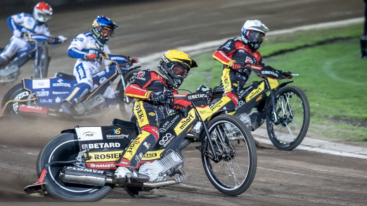 Tai Woffinden (kask żółty) i Piotr Pawlicki (biały) na czele