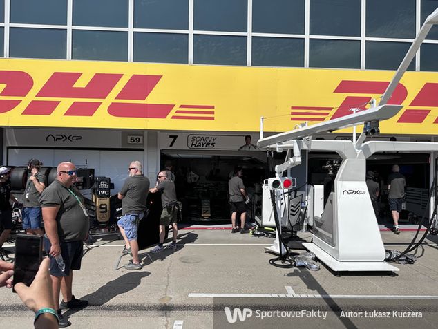 Garaż fikcyjnego zespołu Apex GP w padoku F1