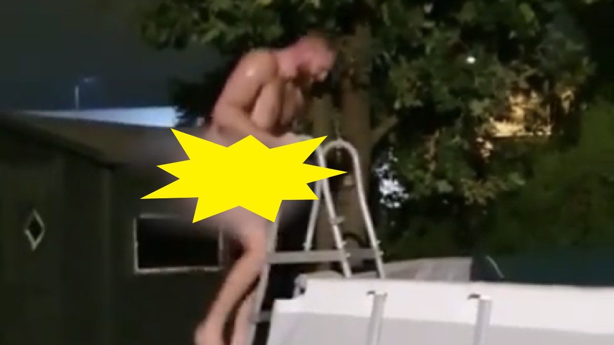 Jan Błachowicz wchodzi do basenu