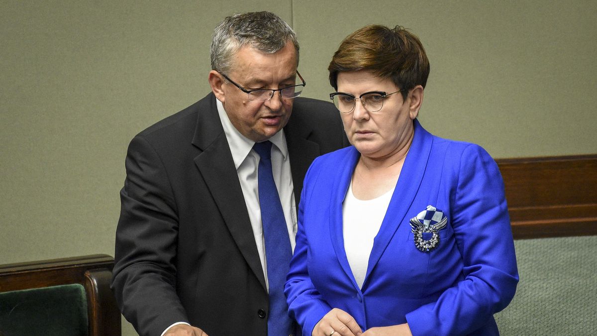 Na zdjęciu minister budownictwa i infrastruktury Andrzej Adamczyk i premier Beata Szydło