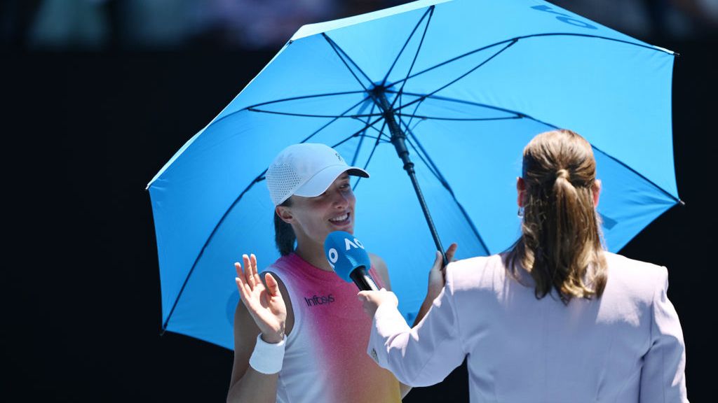 Getty Images / Hannah Peters / Jelena Dokić podarowała Idze Świątek parasolkę