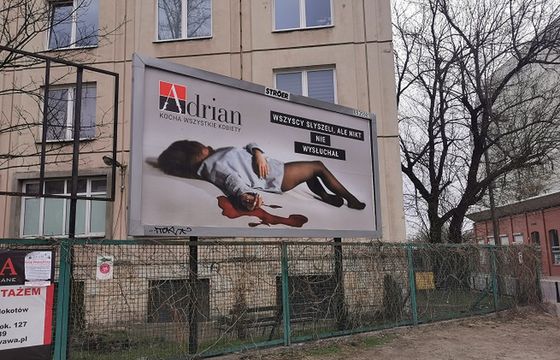 Makabryczna reklama rajstop Adrian. Na billboardzie kobieta we krwi