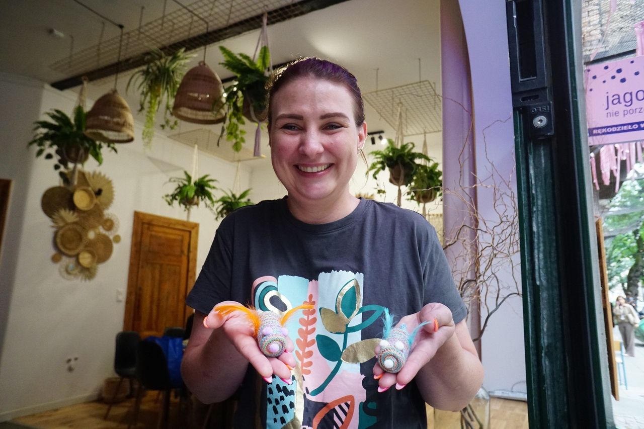 Łódź: Magiczne miejsce w centrum Łazarza. Jagoda i wolontariusze naprawiają świat. Tworzą mucholoty, legowiska i przytulanki
