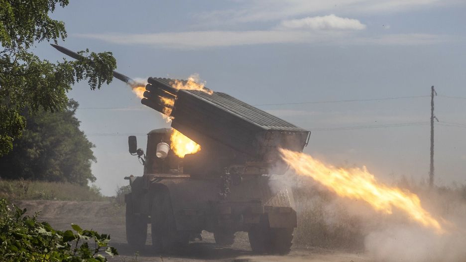 Wojna w Ukrainie rok 2023Ukrainian Marines from the 36th Brigade fire rockets from a Grad launcher toward Russian infantry in a frontline tree line position in the Zaporizhzhia region of Ukraine, July 13, 2023. (David Guttenfelder/The New York Times)DAVID GUTTENFELDER