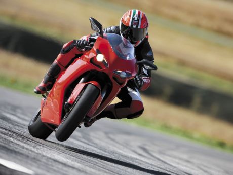 Motocykl czy samochód? Ducati kontra Ferrari na "Ducks Fly South"