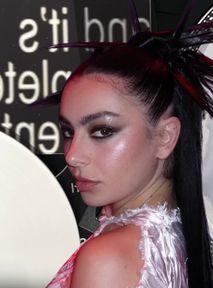 Charli xcx serwuje "biały proszek"? Fani oszaleli z zachwytu