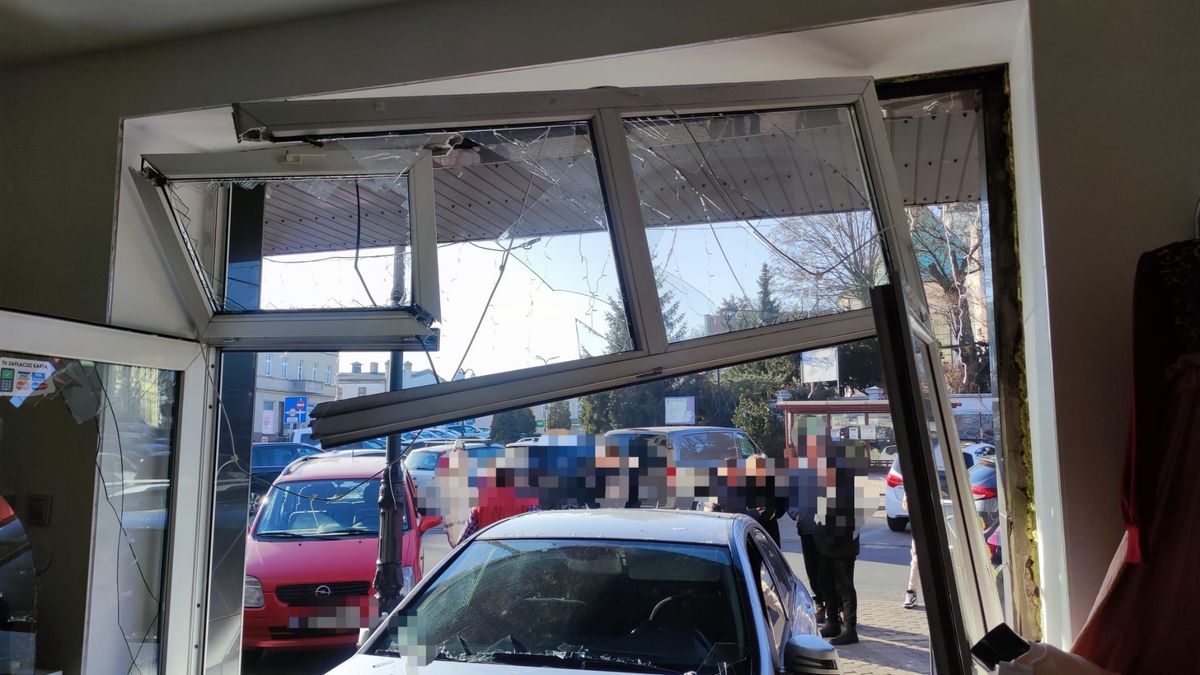 Wjechała w Mercedesem w witrynę sklepu odzieżowego.