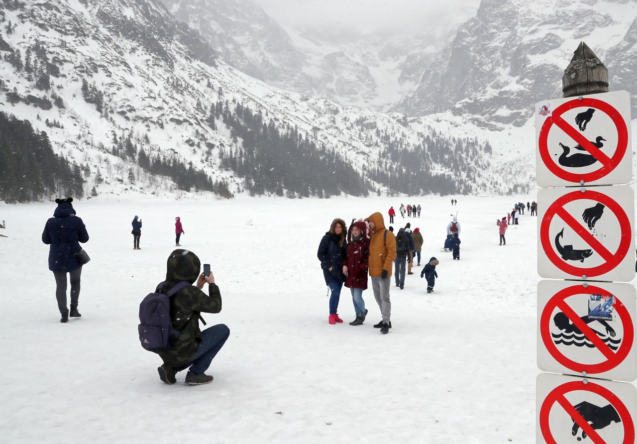 Tatry. Pod turystami załamał się lód na Morskim Oku - zdjęcie ilustracyjne