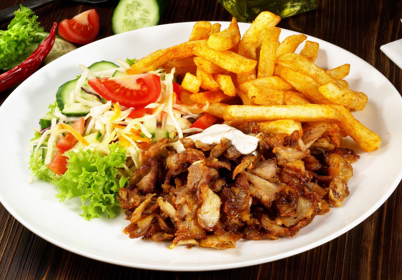 Ten domowy gyros smakuje lepiej niż z budki! Sekret tkwi w jednym sosie