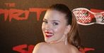 Ciemnowłosa kosmitka Scarlett Johansson