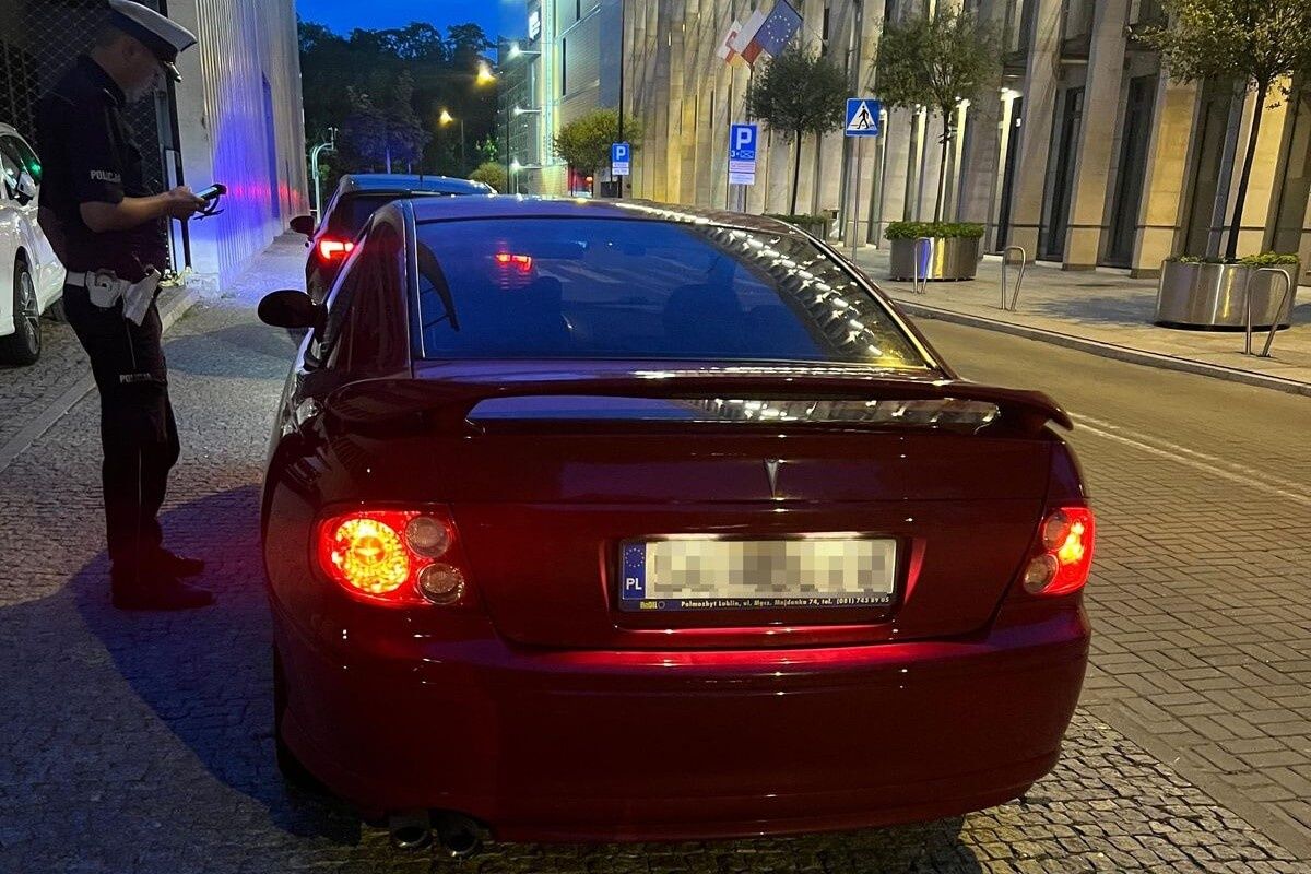 Policjanci kontrolujący kierowcę
