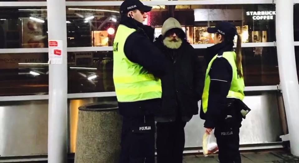 Warszawiak zrobił zdjęcia bezdomnego z policją. Historia wzruszyła Chajzera