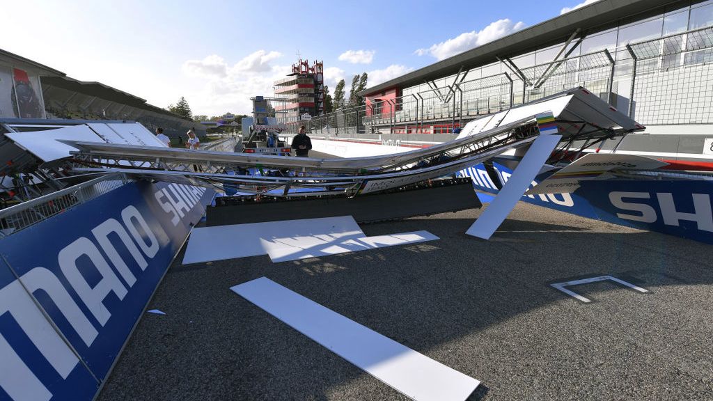 Getty Images / Tim de Waele / Zniszczona brama finiszowa w Imoli 