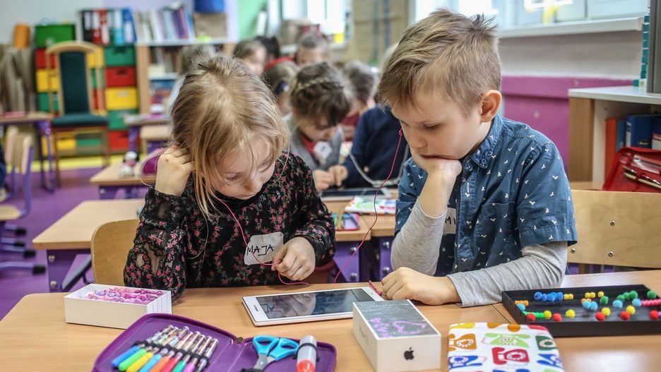 Od 1 lipca 2025 roku rodzice, opiekunowie oraz pełnoletni uczniowie mogą składać wnioski o 300 zł na wyprawkę szkolną