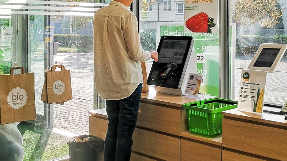 W Poznaniu ruszył market bez obsługi. Duże sieci handlowe jednak o zastępowaniu kasjerów bezobsługowymi automatami nie myślą